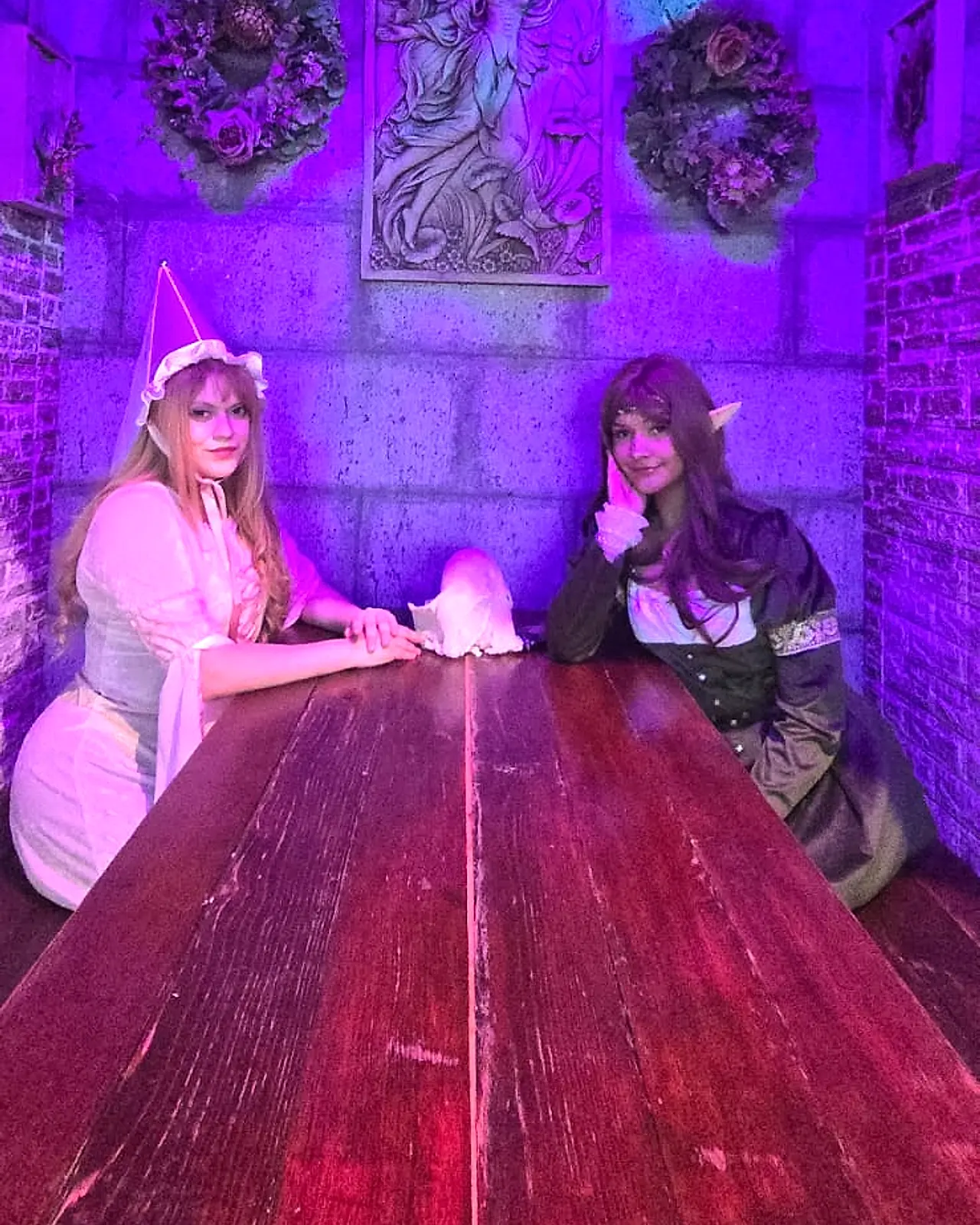 Dos visitantes disfrazadas en una cabina temática de hadas en Arcanum Domus