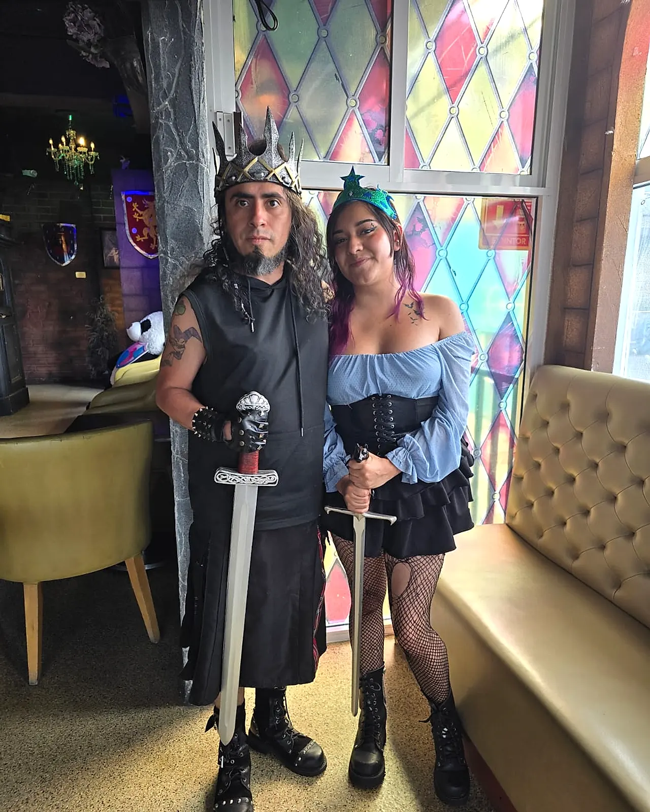 Pareja disfrazada de caballero y dama medieval en Arcanum Domus