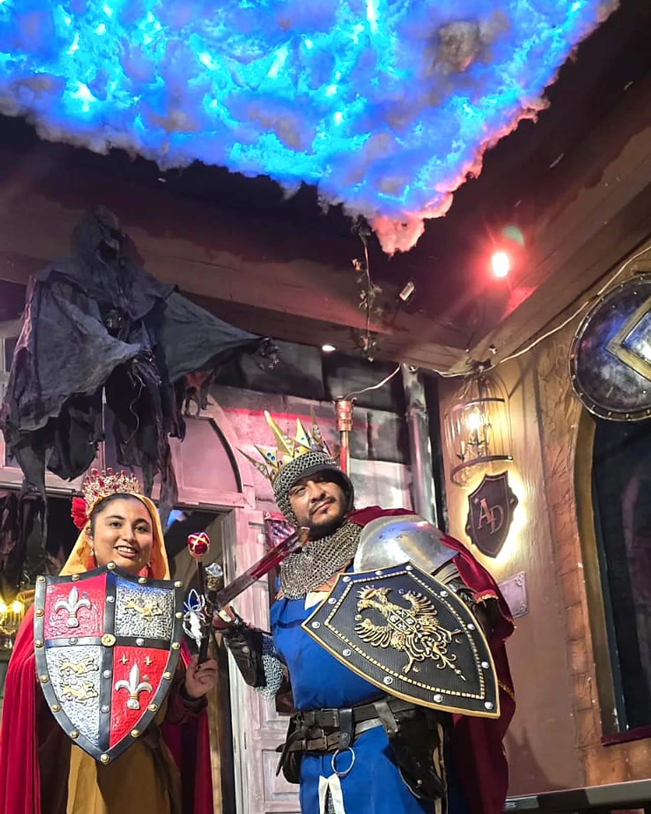 Pareja de clientes celebrando disfrazada de realeza medieval en Arcanum Domus