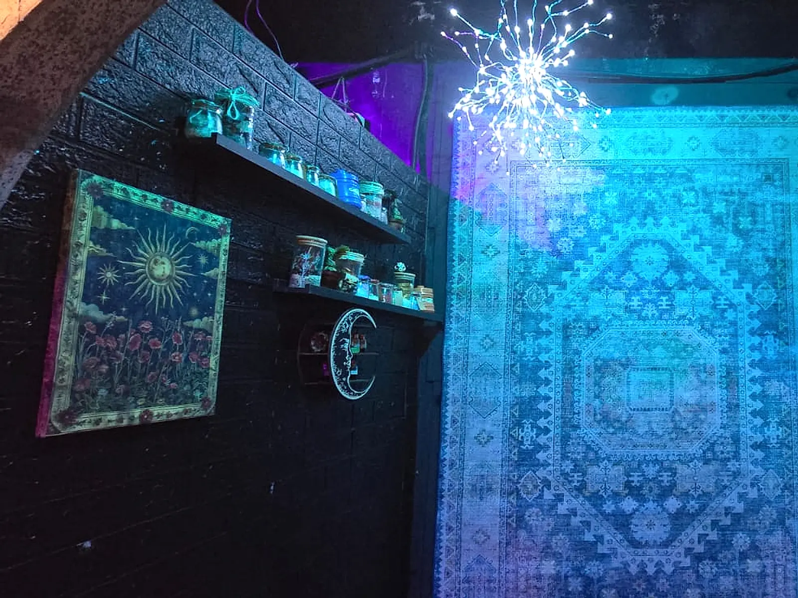 Rincón de Arcanum Domus con luz azul y tapiz bordado