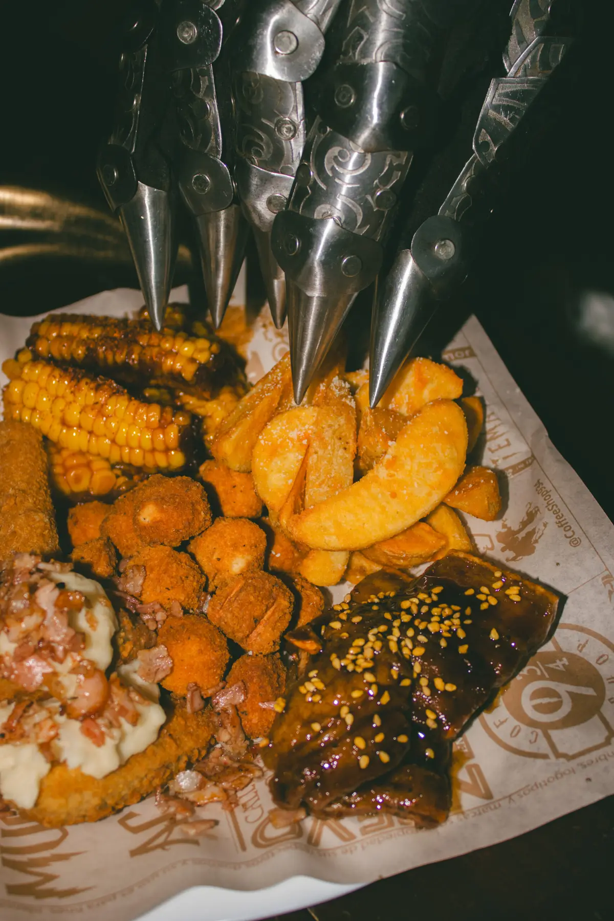 Festín para compartir con elotes, papas y pollo en Arcanum Domus