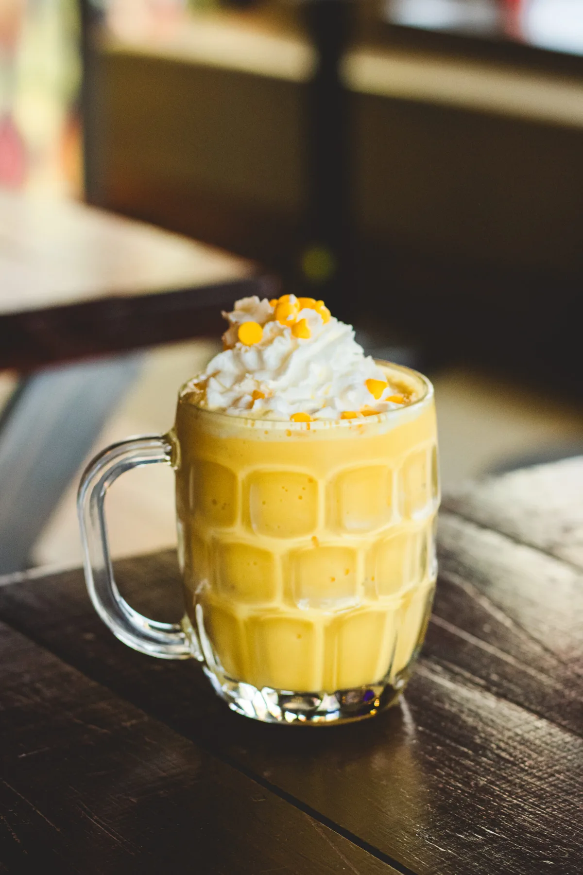 Bebida frappé con crema batida en tarro de cristal en Arcanum Domus