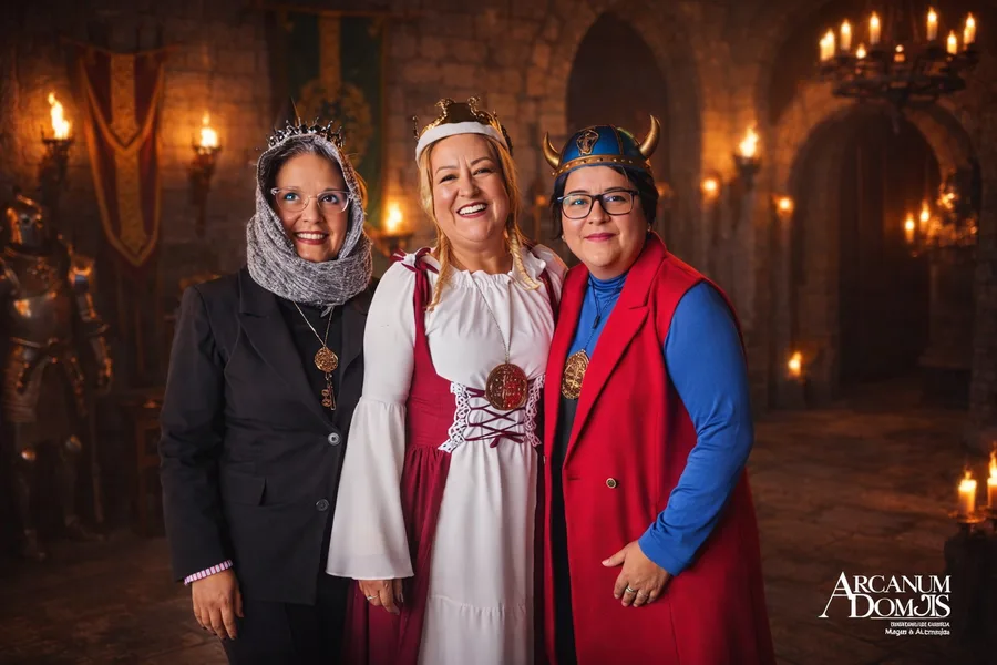 Tres visitantes disfrazadas de época medieval en Arcanum Domus